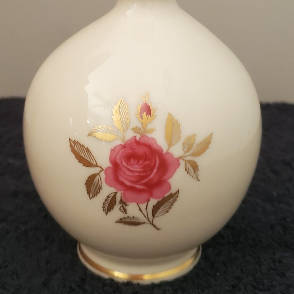 Vintage Lenox “rhodora” Rose bud vase. Hand painted 24 karat gold. 8.5 in x 4 in